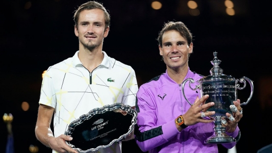 Rafael Nadal (kanan) memegang trofi kemenangannya bersama finalis Daniil Medvedev (sumber: USOpen.org)