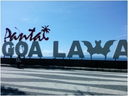Nampang di papan penunjuk nama pantai Goa Lawa Klungkung Bali (Sumber: dokumen pribadi)