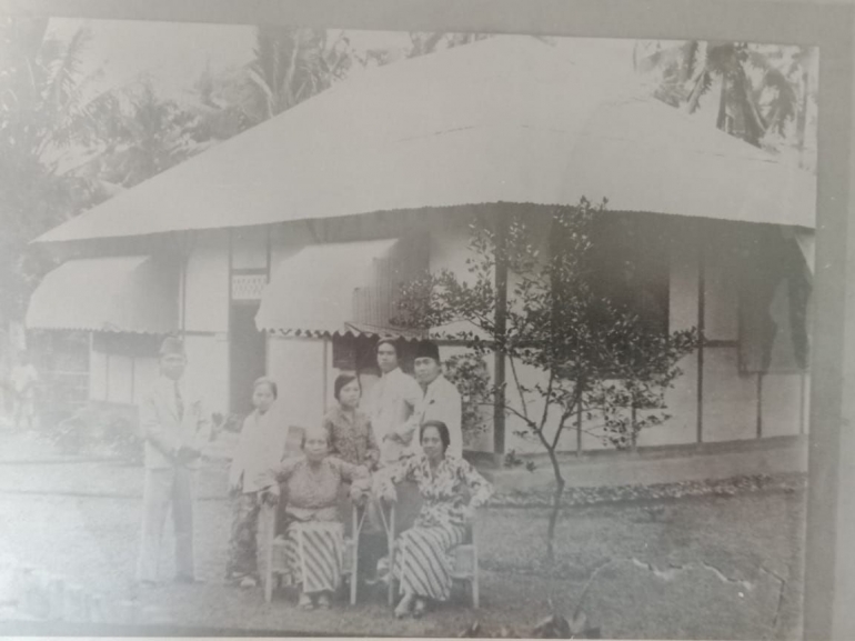 Foto Bung Karno dan keluarga di rumah pengasingan, fotomini dipotret dari foto di ruang tamu / foto Aris Heru Utomo