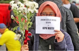 Kelompok masyarakat menolak revisi UU KPK (the Jakarta Post)