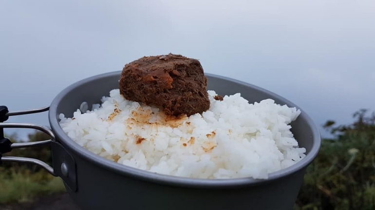 Menu makan siang: nasi dan rendang (dokpri)