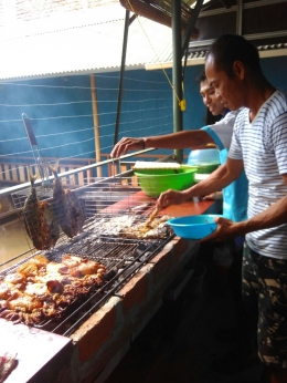ikan bakar laut segar , di Jalan PU / Irigasi, Kelurahan Cipamokolan Bandung | dokpri