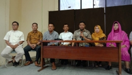 Said Iqbal (ketiga dari kanan) saat menyampaikan pandangan dalam sebuah kegiatan konferensi pers di Jakarta. Foto: Media Perdjoeangan