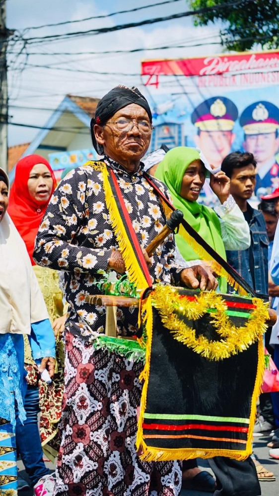 Warga Langensari Kota Banjar Jabar, Mengenakan Pakaian Khas Jawa Tengah. | Dokpri