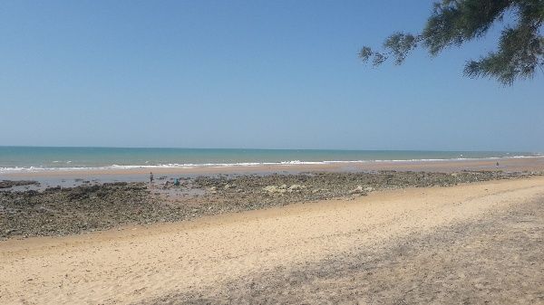 Pantai Salopeng yang sedang sepi bikin perasaan damai (dokpri)