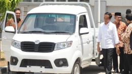 Presiden Jokowi meninjau secara langsung mobil pik up merek Esemka yang baru diresmikan bernama Bima. Sumber: CNN Indonesia