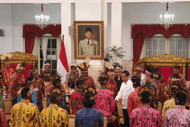 Presiden Joko Widodo bertemu dengan para tokoh dari Papua dan Papua Barat. Pertemuan dilangsungkan di Istana Negara, Jakarta, Selasa (10/9/2019) siang | Kompas/Ihsanudin