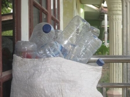 Mengumpulkan botol plastik dan mendaur ulang aktifitas harian (Dokumen pribadi Berliana 2017)