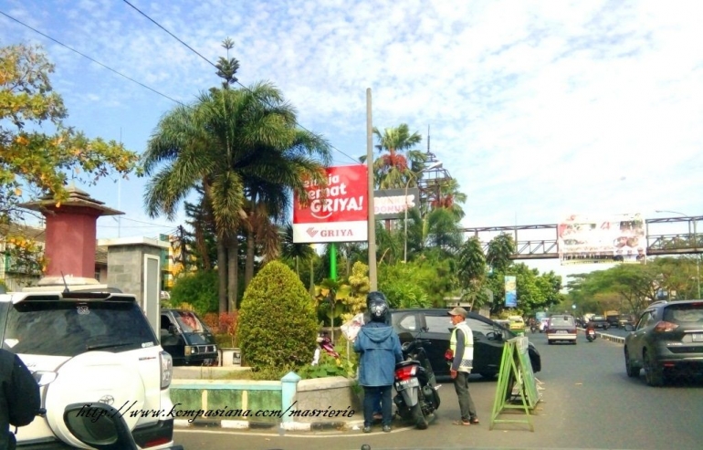 Gerbang masuk Perumahan Metro SHE , bukan lewat Metro Indah Mall