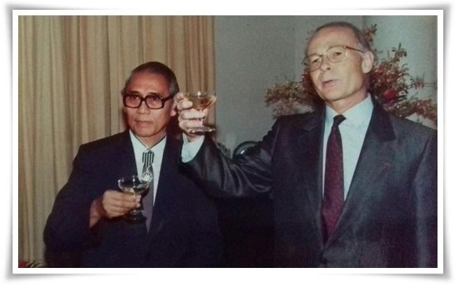 Prof. R.P. Soejono (kiri) ketika menerima penghargaan dari pemerintah Perancis (Dokpri)