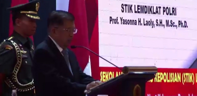 Wakil Presiden RI, Jusuf Kalla memberikan ucapan selamat kepada Yasonna