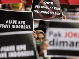 Pegawai KPK menggelar aksi unjuk rasa di kantor KPK, Jakarta, Jumat (6/9/2019). Dalam aksinya mereka menolak revisi UU KPK dan menolak calon pimpinan 