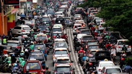 Mobil Pribadi merajai jalan (Foto: ANTARA FOTO/Yulius Satria Wijaya)