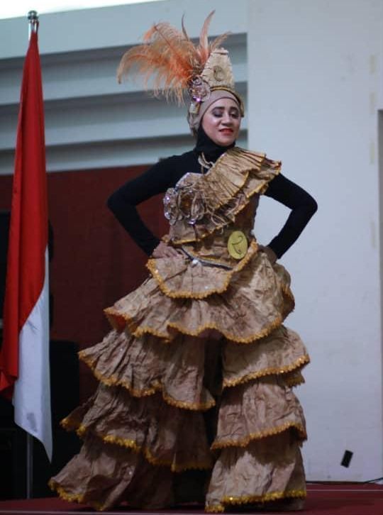 Dwi Astuti peserta juara 2 Unique Fashion. (Dok. Pribadi).