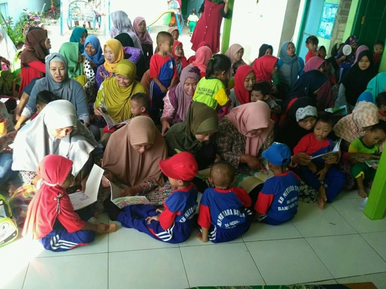 Keriuhan ibu dan anak dalam mengikuti sosialisasi Gernas Baku di KB Mutiara Bunda-Desa Siding (dokumentasi : pribadi)