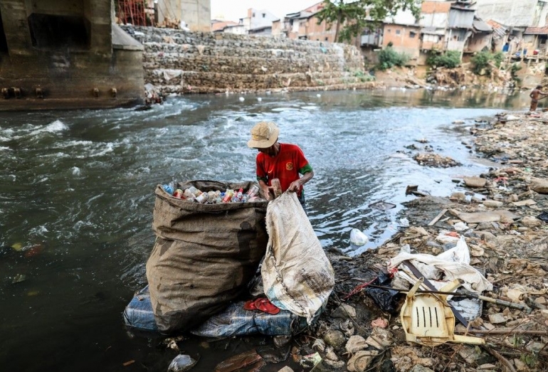 Tumpukan sampah/limbah di Sungai Ciliwung, Manggarai Jakarta (foto.kompas.com).