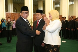 Ketua DPD RI, Dr. H. Oesman Sapta Odang memberikan ucapan selamat kepada Ma'ruf Cahyono (didampingi istri) saat menjabat Sekjen DPD RI.
