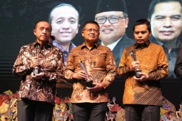 Sekjen MPR, Ma'ruf Cahyono (kanan) Mendapat Penghargaan Sebagai Birokrat Teladan di acara Anugerah Obsession Awards 2019