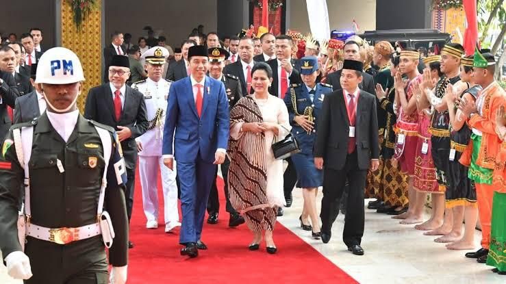 Presiden Joko Widodo dan Ibu Negara berjalan diapit Ketua MPR RI Zulkifli Hasan (kedua dr kiri) dan Sekjen MPR RI, Ma'ruf Cahyono (kanan, kopiah)