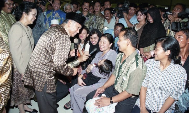 Presiden BJ Habibie dan Ny Ainun Habibie (nomor dua dari kiri) mewawancarai keluarga TKI di Terminal Khusus Pemulangan TKI di Terminal 3 Bandara Soekarno-Hatta pada 31 Agustus 1999. (Foto: KOMPAS/JB SURATNO)