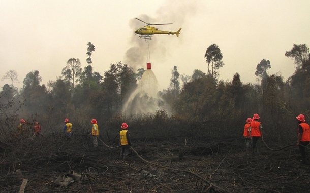 Upaya pemadaman titik api dengan hujan buatan dan bom air terus dilanjutkan di wilayah Riau.(KOMPAS/ SAHNAN RANGKUTI)