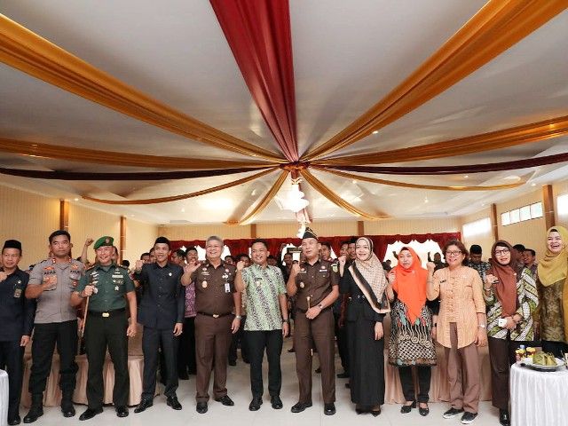 Bupati Bantaeng bersama Kajati SulSelBar (tengah) di Gedung Balai Kartini Bantaeng.
