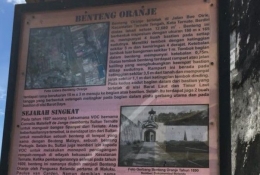 Penjelasan sejarah Fort Oranje dalam papan informasi dalam museum. Foto oleh Widha Karina