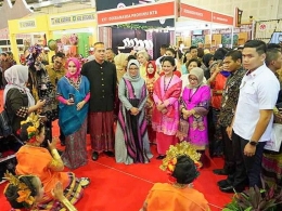 Ibu Negara (keempat dari kanan) didampingi Ketua Dekranasda SulSel (kelima dari kanan) disambut Tari Padupa (12/09/19)./Dokpri