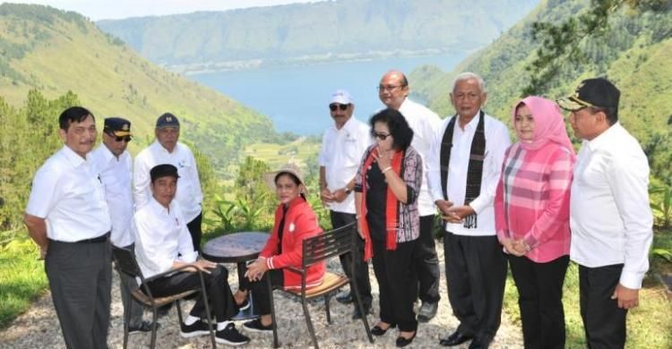 Presiden Jokowi dan Ibu Negara Iriana bersama sejumlah menteri dan pejabat di atas area Resort The Kaldera Sibisa Toba-Samosir dengan latar belakang Desa Sigapiton (Foto: Setkab)