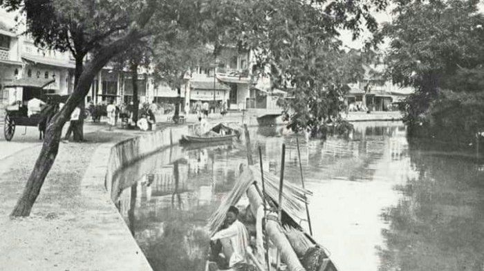 Dahulu, Ciliwung begitu bersih dan jernih, berbagai aktivitas dilakukan di sini, mulai dari keperluan rumah tangga sehari-hari hingga jalur perdagangan internasional. Bahkan jadi sumber air minum orang Belanda di Betawi (foto:Tribuntravel.com)