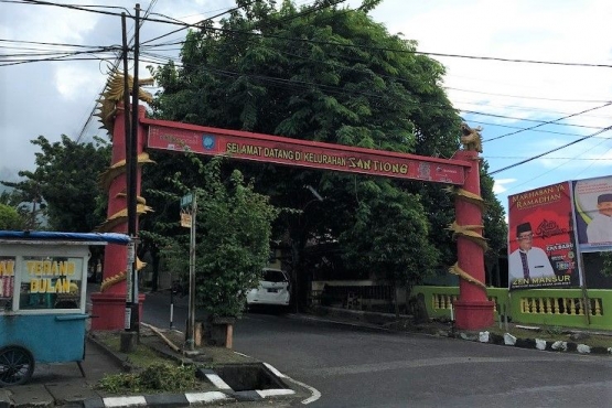 Gapura Kelurahan Santiong. Foto oleh: Widha Karina