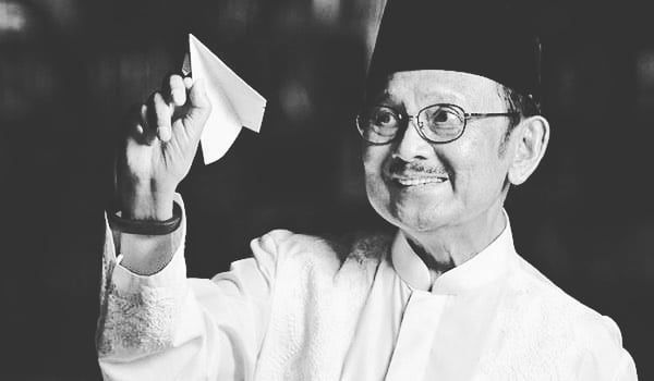 BJ.Habibie Presiden Indonesia ke 3 (Bapak Pembangunan Nasional) SUMBER: www.quora.com
