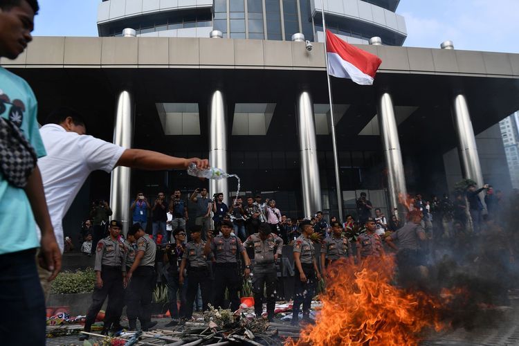 Aksi massa di depan kantor KPK yang medukung Revisi UU KPK dan Capim KPK (Sumber: kompas.com)