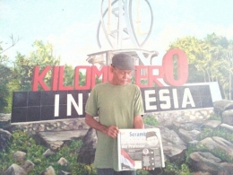 Seorang Penjaja Koran dengan Topik Wafatnya Mantan Presiden Indonesia BJ.Habibie (Dokpri)