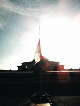 Bendera Setengah Tiang di Bandara Sultan Iskandar Muda-Aceh Besar (Dokpri)