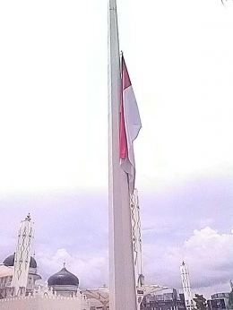 Bendera setengah Tiang di Masjid Raya Baiturrahman Banda Aceh