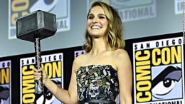 Natalie Portman sebagai Thor (cnn.com)