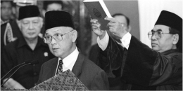 BJ Habibie, mengucapkan sumpah sebagai Presiden RI yang baru di Jakarta, Kamis (21/5/1998), disaksikan presiden sebelumnya, Soeharto/DOK KOMPAS