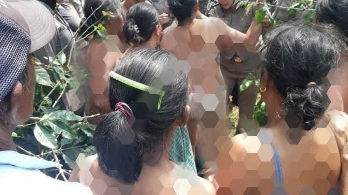Sejumlah ibu dari Sigapiton telanjang menghadang aparat dan buldozer yang akan membuka tanah adat mereka di kawasan The Kaldera Toba, Sibisa, Tobasa (Foto: tribunnews.com/arjuna bakkara)