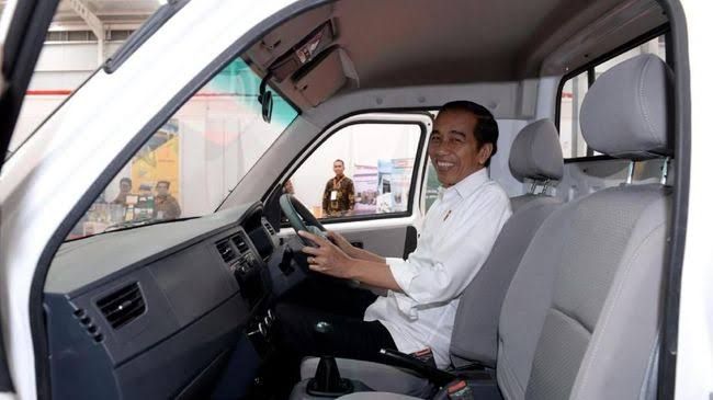 Presiden Jokowi menjajal Esemka | Foto CNN