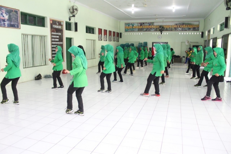 Senam Bersama Persit Kodim dengan Iringan Lagu "Kaka Enda"
