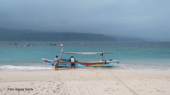 Pelabuhan di Pekon/Desa Pasar, Pulau Pisang. (Foto: Gapey Sandy