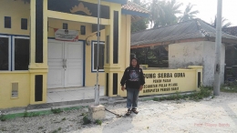 Penulis di Gedung Serba Guna Pekon Pasar Pulau Pisang. (Foto: Gapey Sandy)