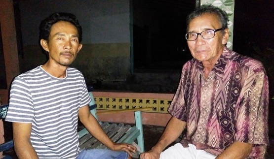Syahril, Sekretaris Pekon Pasar di Pulau Pisang (kiri) bersama Suharne, sesepuh pekon dan pemilik home stay Wisma Komala di Pulau Pisang (kanan).  (Foto: Gapey Sandy)