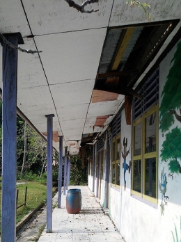 Bangunan Taman Kanak-kanak Dharma Wanita Pulau Pisang yang kian tidak terawat. (Foto: Gapey Sandy)