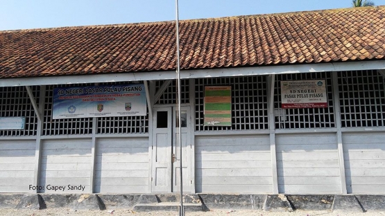 SDN 1 Pasar Pulau Pisang peninggalan zaman kolonial Belanda. Almarhum Taufik Kiemas, suami Megawati Soekarnoputri pernah bersekolah di sini. (Foto: Gapey Sandy)