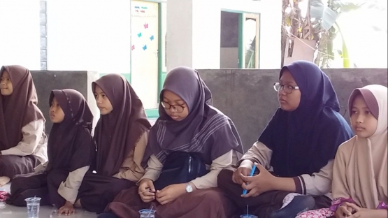 Gambar 4 Mitra sedang menyimak penjelasan saat penyuluhan