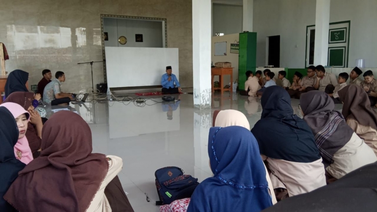 Gambar 1 Sambutan dari mitra Pengasuh Pondok Pesantren YAPISA