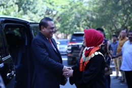 Menteri PANRB, Syafruddin, disambut Rektor Unhas, Prof Dr Dwia Ariestina Pulubuhu MA. (Foto: Aldi)