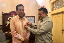 Ketum PERHUMAS menyematkan pin PERHUMAS kepada Gubernur DIY Sri Sultan Hamengkubuwono X dalam diskusi menuju KNH 2019 di D.I Yogyakarta. Dok PERHUMAS